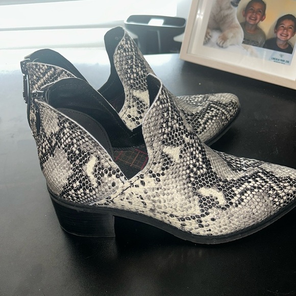 Blondo weatherproof snake skin print booties size 8.5 - Picture 3 of 9